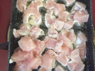 8、宫保鸡丁,锅中放油油烧至四五成热下入鸡丁煎至两面变色捞出来控油备用