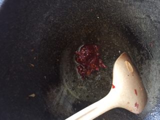 9、宫保鸡丁,倒入煎鸡肉的油、放入郫县豆瓣酱小火翻炒、豆瓣酱根据自己喜好程度放