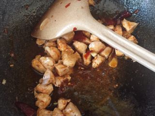 12、宫保鸡丁,下入鸡丁翻炒