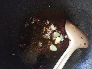 10、宫保鸡丁,放入葱姜蒜炒香