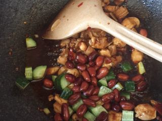 14、宫保鸡丁,倒入黄瓜和花生豆翻炒黄瓜变软