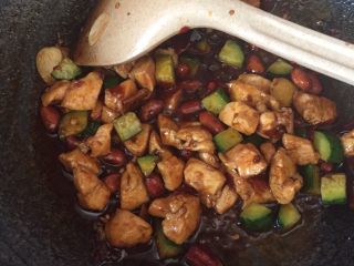 15、宫保鸡丁,汤汁都包裹住食材颜色变深