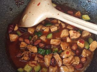 16、宫保鸡丁,倒入水淀粉大火收汁