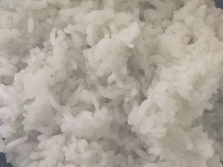 2、重口味恶搞早餐之熊猫吃翔,煮一锅米饭，可以用寿司米也可以用平时的大米，但千万不能煮的太烂