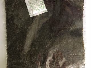 3、重口味恶搞早餐之熊猫吃翔,准备海苔一张，就是平时做寿司的那种
