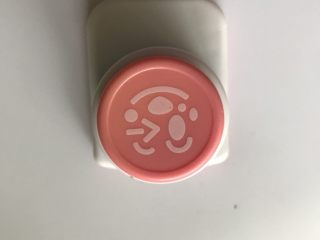 4、重口味恶搞早餐之熊猫吃翔,准备一个压花器，用来压出熊猫的眼睛