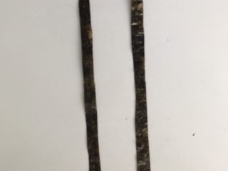 6、重口味恶搞早餐之熊猫吃翔,剪两条长条海苔，大概0.5cm宽，8-10cm长