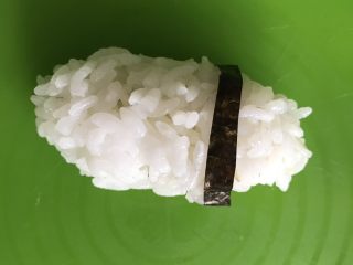 7、重口味恶搞早餐之熊猫吃翔,在饭团一端缠上海苔条