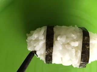 9、重口味恶搞早餐之熊猫吃翔,用筷子沾一点点水粘起眼睛点在饭团一头