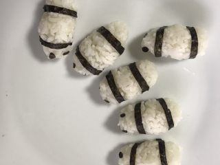 11、重口味恶搞早餐之熊猫吃翔,用同样的方法多做几个摆到盘中