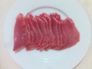 1、水煮肉,如图里脊肉放冰箱冷冻一下取出切成薄片，一个鸡蛋清，淀粉适量，料酒适量，盐适量把里脊肉抓匀，腌制十分钟
