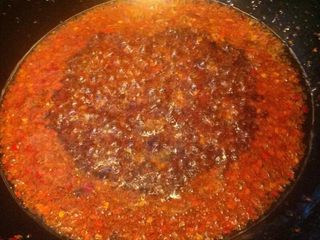 2、水煮肉,如图热锅烧油，油热倒入豆瓣酱炒出红油，加入火锅底料同炒，加入辣椒碎，花椒，干辣椒小火炒香