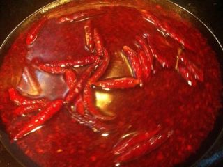 3、水煮肉,如图加入适量清水