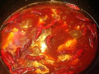 4、水煮肉,如图开锅放入里脊肉片煮两分钟，这样的肉片更加鲜嫩爽滑