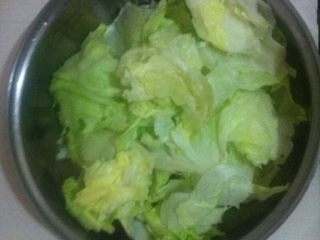 5、水煮肉,如图圆生菜掰成均匀的大块，洗净备用