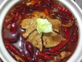 6、水煮肉,如图把煮好的肉和汤趁热浇在生菜上，焖两分钟美味可口，鲜嫩爽滑的水煮肉片就做好了，肉片嫩嫩的，生菜脆脆的，快来品尝吧