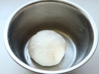 1、土豆丝卷饼,面粉加水和一点点盐，活成光滑的面团，醒发15分钟。