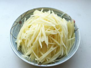 11、土豆丝卷饼,沥干水分待用。