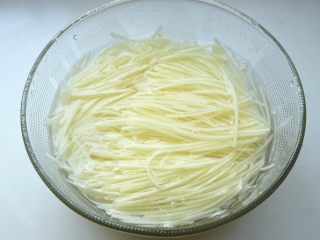 10、土豆丝卷饼,两个土豆去皮，用刨丝器刨成细丝，浸入水中洗净淀粉。