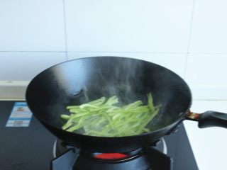 13、土豆丝卷饼,炒锅放油烧热后，下入青椒丝翻炒10秒钟。