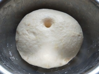 3、椒盐小花卷,起好的面团用手点下去不回缩就起好了。