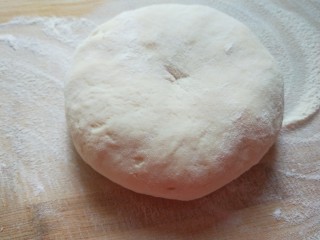 4、椒盐小花卷,在次揉均匀擀成面皮。