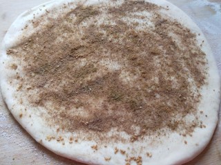 5、椒盐小花卷,均匀撒上椒盐。