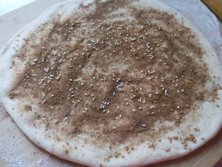 7、椒盐小花卷,撒上2克鸡精。