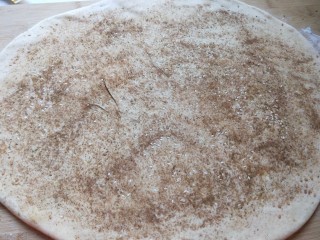 8、椒盐小花卷,在擀平。