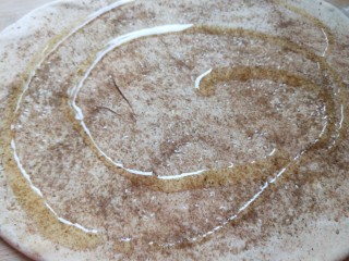 9、椒盐小花卷,倒入适量油。