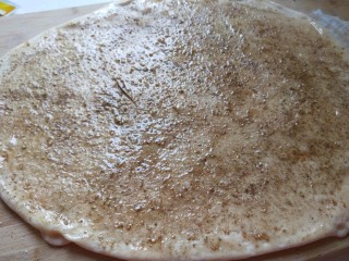 10、椒盐小花卷,刷均匀即可。