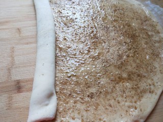 11、椒盐小花卷,从一头卷起。