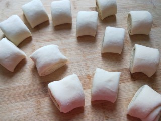 13、椒盐小花卷,在切成小剂子。