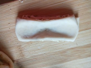 14、椒盐小花卷,在拉长，对折叠。