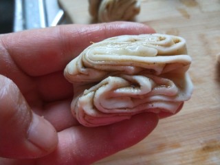 15、椒盐小花卷,在折叠出花卷。