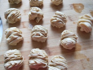 17、椒盐小花卷,全部这样手法折叠好。