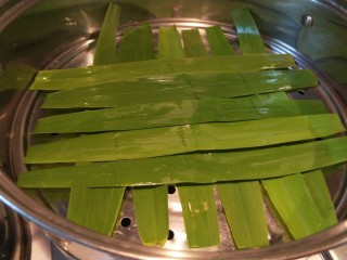 18、椒盐小花卷,芦苇叶剪掉两头，铺在蒸屉上。