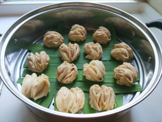 19、椒盐小花卷,冷水放入花卷。