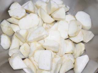 2、红烧茄子 百吃不厌的经典家常菜,茄子去皮之后切成滚刀块，所谓滚刀块就是在切的时候把茄子滚动起来，然后直刀下切，边切边转动茄子，滚刀块就切出来了。