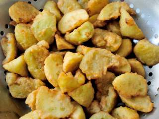 7、红烧茄子 百吃不厌的经典家常菜,第一遍炸完之后，把油烧热至七成，下入茄子复炸一遍，这样不仅可以把茄子炸到金黄，同时也把第一遍炸制的时候茄子吸入的油逼出来一些，吃起来会清爽一些，不至于那么油腻。茄子炸好之后捞出控油。