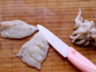 3、什锦海鲜寿喜锅,去皮后的墨鱼用刀打花刀
