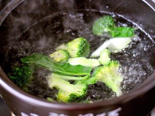 8、什锦海鲜寿喜锅,砂锅里加入适量清水煮沸后、加入一勺盐和少许食用油、把切好的西兰花焯水后再捞出沥干水份