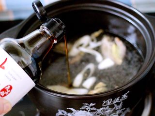 12、什锦海鲜寿喜锅,倒入又伊鲜复合调味料汁