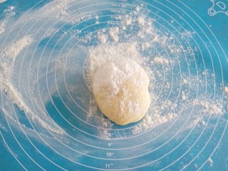 7、#地方特色小吃# 自制龙抄手,醒好的面团,放案板上,撒些干面粉,用擀面杖擀开