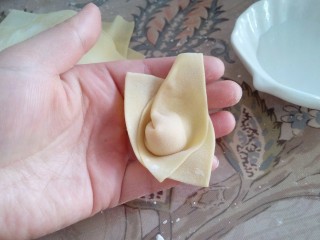 12、#地方特色小吃# 自制龙抄手,将左右边角重合,沾点水粘起来,包好的如图示