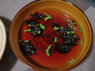 16、#地方特色小吃# 自制龙抄手,加入骨汤调匀。若没有熬骨头汤,放煮抄手的面汤也可以