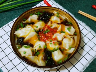 18、#地方特色小吃# 自制龙抄手,放上辣椒酱(酱的做法已发菜谱,可查看),再撒些葱花