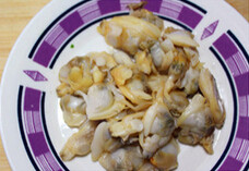 3、春韭蛤肉,蛤蜊去除杂质挤干水分切碎