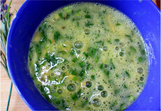 4、春韭蛤肉,将韭菜，蛤蜊，鸡蛋，再倒少许鱼露和盐拌匀成蛋汁备用