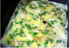 5、春韭蛤肉,锅底抹油保持中火加热，将蛋汁分次加入锅中，待表面呈现尚未完全凝固的半熟状态时訧要对摺卷起